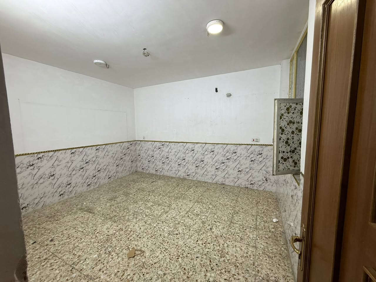 السلام عليكم شقه الايجار غرفتين نوم واستبقال ومطبخ ابو دشير بالبدايه الضغط قرب ملعب ابو دشير 
يجار 350
***********
