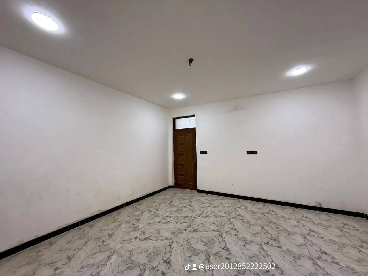 للبيع بناء حديث ٢٠٢٦ موقع الشعب حي التجار قرب شارع الاسواق المركزيه مساحه ١٠٠
يحتوي على مدخلين ااالاستقبال مع مطبخ حار وبارد غرفه ومع الخدمات 

الطابق الثاني يحتوي على ثلاث غرفه نوم مع للخدمات ويحتوي على سطحين 

رصيف عريض 

الاتصال على الرقم أو مراسله الصفحه ***********
