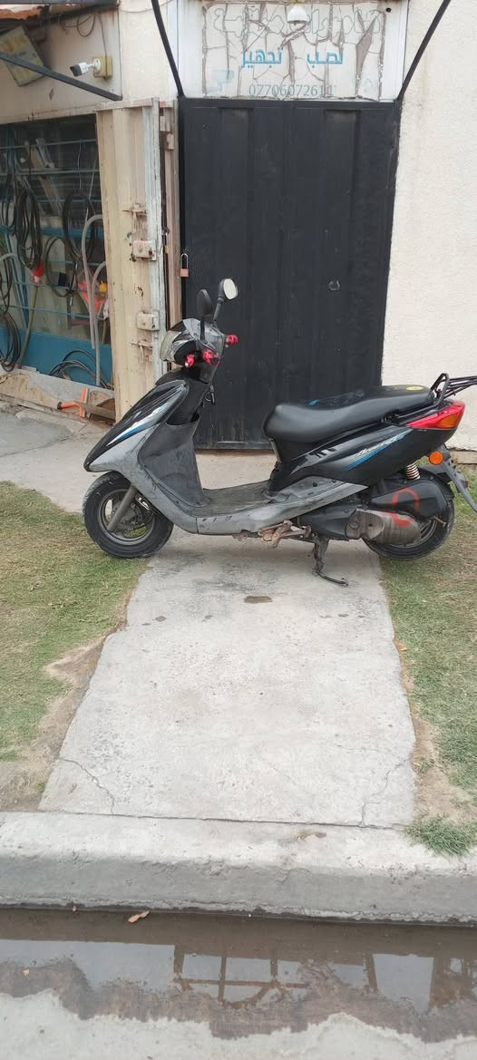 السلام عليكم 
دراجة ابريز ببغاءجديدة مال رنبة ماشية اسبوع دراجة كاملة مابيهة اي نقص للبيع السعر 950 العنوان الصليخ رقم الموبايل 
***********
