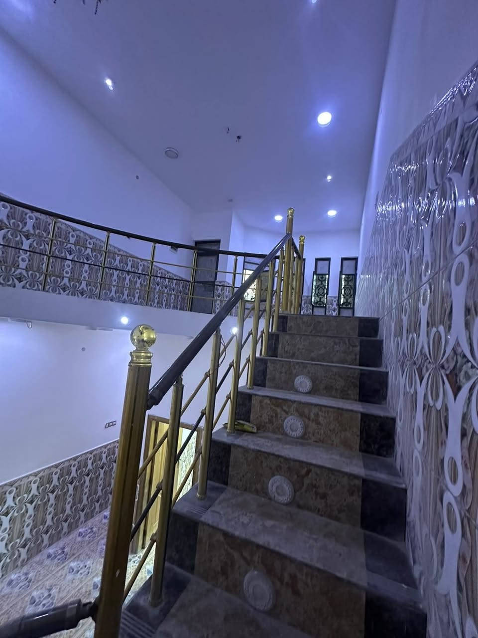 يتوفر بيت حديث اللايجار   للإيجار –
العنوان القبلة ال4الاف مقابيل 
حي زيتون
  على طريق حمدان الرئيسي
البيت طابقين  1
 الطابق الأرضي:
• غرفة نوم
• غرفة استقبال
• هول
• مطبخ
• منور
• حمام داخلي
• حمام خارجي

 الطابق الثاني:2
• غرفة نوم
• هول كبير
• بلكونة
• ترك (سطح صغير) مناسب لجلسة عائلية أو مساحة خضراء للشواء والاستراحة

 منطقة هادئة وآمنة ومخدومة بالكامل
 بناء حديث وتشطيب مرتب    الخدمات.
السعر 600 الف
ستفسار ***********
ابو عباس
