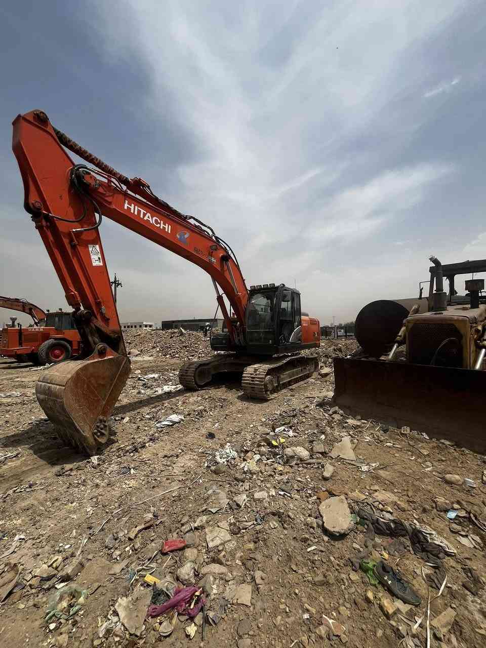 سلام عليكم حفاره هيتاشي 5B للبيع مكانهه بغداد كسره وعطش باقي التفاصيل ***********
