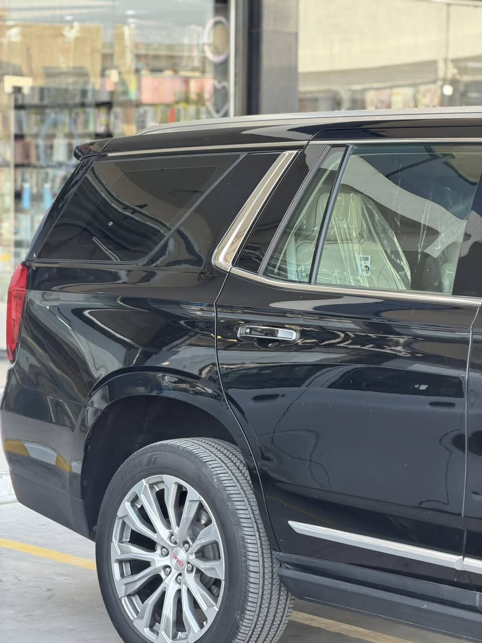 السلام عليكم 
للبيع جمسي دنلي  2023 

السعر ( ٥١ ) الف وبيها مجال وماتصور اكو هيج سعر

ماشيه فقط ٥٨ الف كيلو حقيقي 
ضمان شركه منصور ٥ سنوات  
سياره مكفول كفاله عامه حتى دعاميات 
محرك ٦٢٠٠ ، كير ١٠ نمر 
——————————————
فول مواصفات 
١- بانوراما 
٢-كشنات تدفئ + تبريد + خزن + كهرباء
٣-كشن رجاج تحذير
٤-كشنات خلفيه منفصل vip
٥-جنطه كهرباء 
٦-شاشه اكبر حجم + كامرات ٣٦٠ درجه
٧-شاشات خلفيه بلاد بالكشنات 
٨-ستيرن كهرباء + تحكم …..
٩-جنطه كهرباء 
١٠-شاشه دجتال (العدادات ) 
١١- دوسات كهرباء + فور ويل + اربع انظمه قياده
١٢- جكات تصعد وتنزل السياره 
١٣- ثلاجه + شحن واير ليس
اضافا الى المواصفات الاخرى 
الكل تعرف الدنلي شنو فهيه اعلى فئه بالجمسي بالمواصفات
———————————————
السياره جديده جدا داخل وخارج من ناحيه صدر كير مكينه تايرات باتري كلش جديده ومطالع بيها شي قليل كلش 
رقم بغداد هزه وارقام وسنويه جدد تحويل ثاني يوم 
السعر  ( ٥١ ) الف وبيها مجال وماتصور اكو يوكن ٢٠٢٣ بهذا السعر  وبيها مجال ان شاء الله ❤️
مكاني بغداد حي الخضراء مقابيل العامريه
***********
