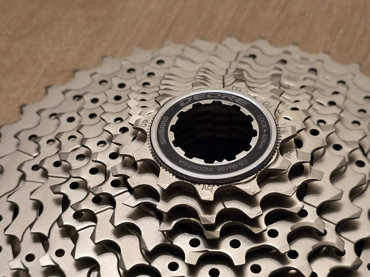 يا الله يا رزاق 👋
**🚴‍♂️✨ هلا بالشباب محبّين الدراجات! ✨🚴‍♀️
#السعر ٢٣ الاف قطعة واحدة فقط
#متوووووفر 
الماركة العملاقة SHIMANO DEORE 😍 
جديد غير مستخدم بالنايلون 🫡🫡
عدد السرعات / 10 سرعات 💘
 موديل M4100 🥰
شكل مميز وعصري وحديث  🚲
متوفر قطعة واحدة فقططططططط 💵💵
.
.
.
متجر عبدالله المغامر يقدملكم افضل وأجود اغراض الدراجات الهوائية …🚲🚲🚲
✔️ شغل مرتب يخلي دراجتك فول وتخطف الأنظار 😎
✔️ أسعار مناسبة  لكل الميزانيات 👀
✔️ جودة أصلية وتحمّل عالي🚲
✔️ توصيل سريع لكل المحافظات 🚚💨
✔️ خدمة دعم بأي لحظة 💬✨
لا تضيع الوقت… جهز دراجتك وخلي طلعاتك أحلى ويا متجر عبدالله المغامر! 😍🚴✨
للأستفسار على الخاص او مراسلة الصفحة على الواتس آب 📞 📞


**إذا كنت صاحب هذا الإعلان وتريد حذفه لأي سبب، رجاءا أرسل رسالة إلى الدعم الفني**