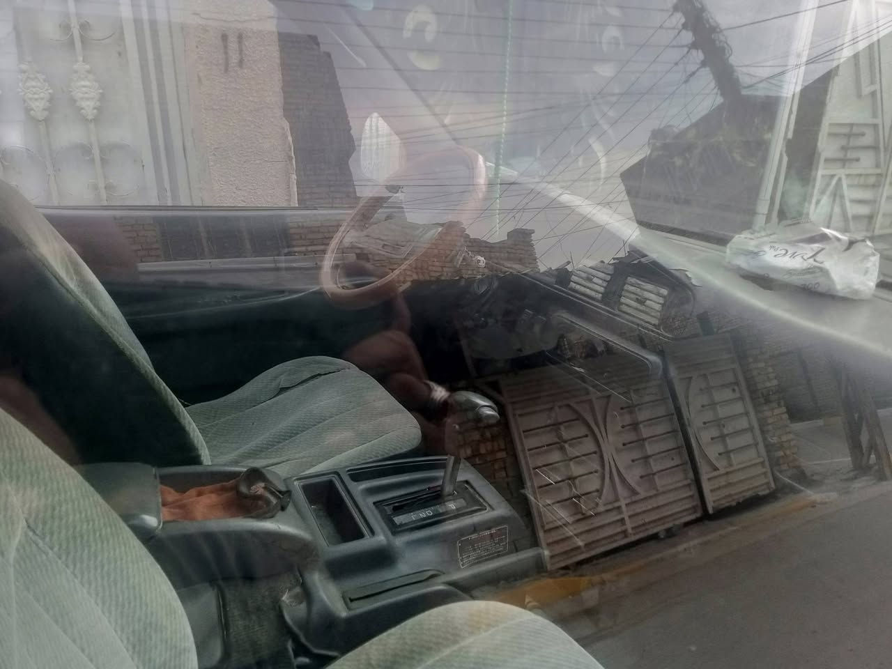 السلام عليكم سياره فاره للبيع كير ومكينه وتخم تاير جدد السعر 28 وبيه مجال الاتصال ***********
