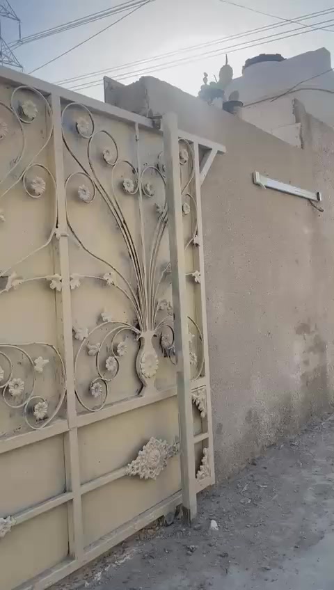 هذه البيت معروض البيع سعره٤٥ وبي مجال منطقه الاستكشافات والي عنده سوال او استفسار هذه الرقم موجوده يتصل عليه ***********
