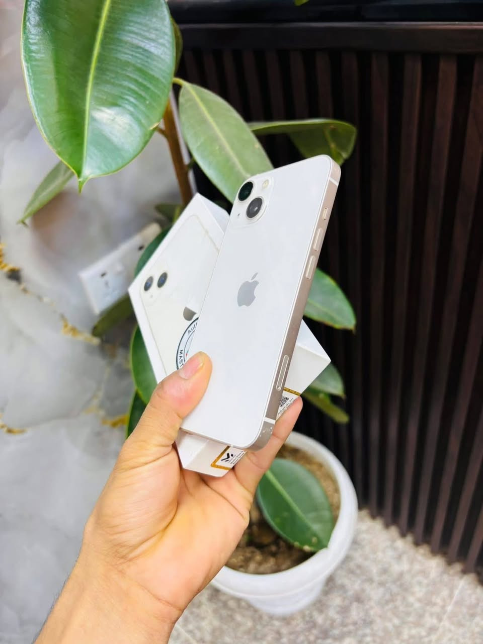 يالله.
ايفون. 13عادي. بلادي وضع الشركه وتر بروف. كامل ملحقاته.  بعده بلضمان. 

ذاكره. 128. 

بطاريه.98. 

نموذج. M. عربي شرق اوسط ماستر. AAA

نضافته. مليار. 

السعر. 475. الف. وبي مجال.

الاستفسار *********** او خاص ♥️
