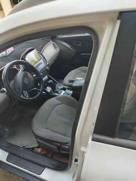 سلا عليكم ورحمة الله وبركاته توكسان موديل ٢٠١٥ اللون ابيض ماشية ١٦٢ الف سيارة بلادية تخم تاير جديد كاملة من كلشي السونار مرفق مع الصور السعر ١٦٠ $ وبيها مجال حك الجية وللعلم بيها بارد موضح أيضا رقم الهاتف *********** مكاني الكاظمية المقدسة
