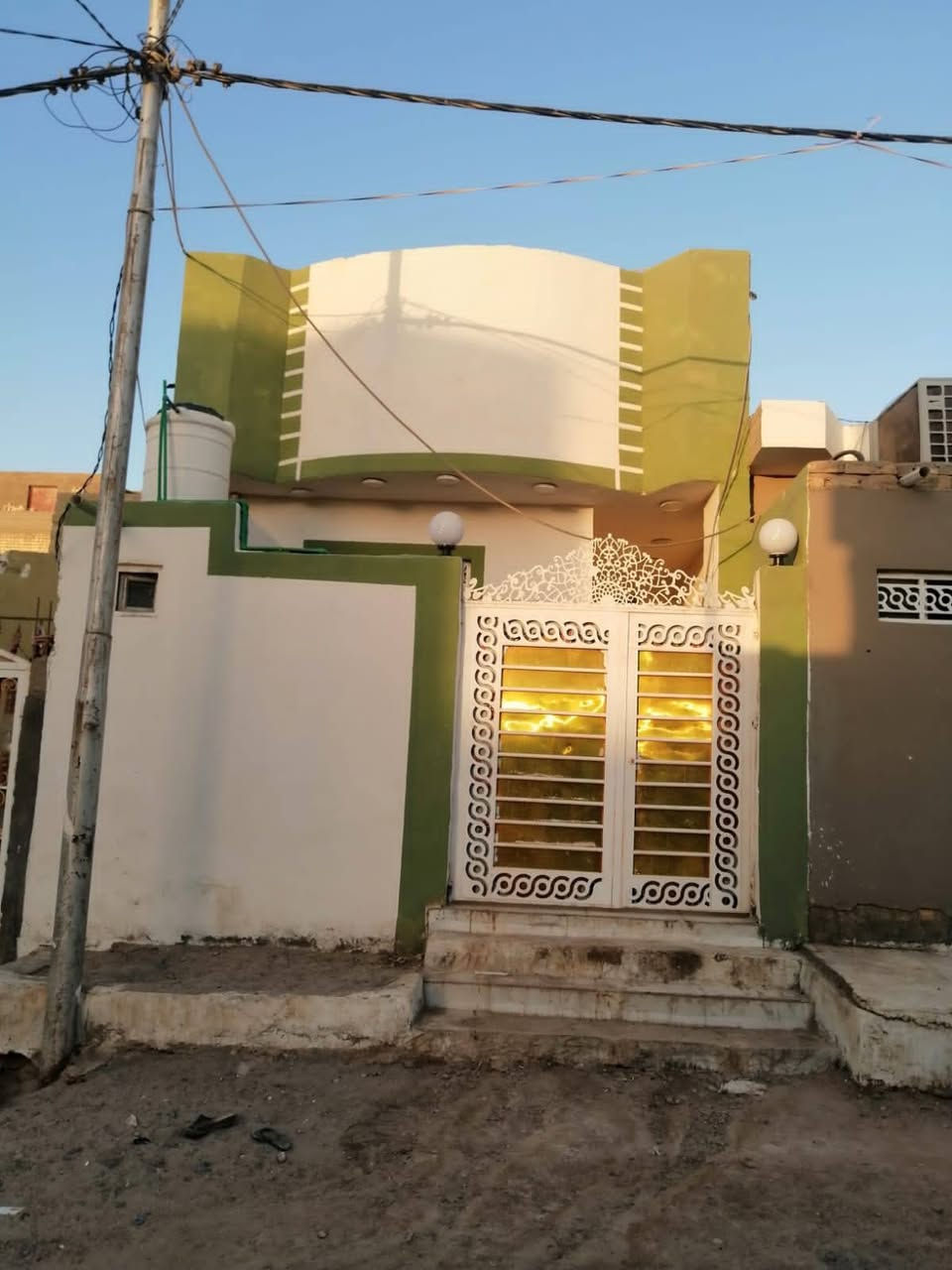 سلام عليكم بيت ١٠٠م للبيع حي النداء منطقه ٨٣ طابق واحد بية استقبال وصاله ومطبخ وغرفه مكشوفة وثنين صحيات السعر ٦٠ وبيه مجال اي استفسار اتصال على الرقم ***********
