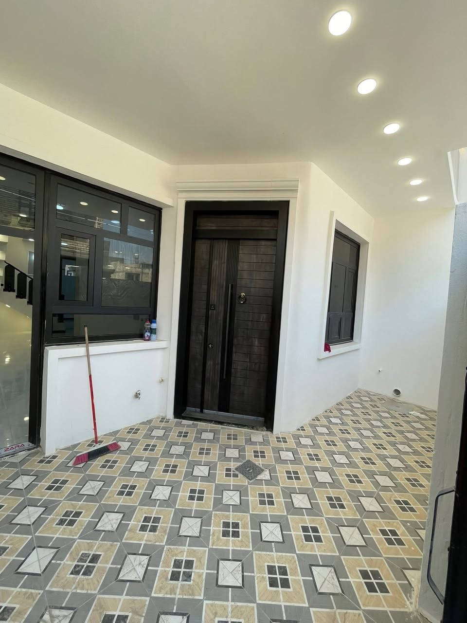 السلام عليكم
الدار للبيع 100متر واجهة 6وربع نزال 16 متر طابقين وبيتونة
سند 25 باسمي تنازل شركة  بدون دلالية
السلطان الثاني 
يحتوي على 3 غرف نوم وصالة ومطبخ وخدمات عدد 2
وحولي وبيتونة كبيرة للاستفسار الاتصال بالرقم *********** او *********** ابو احمد 
والسعر علخاص
