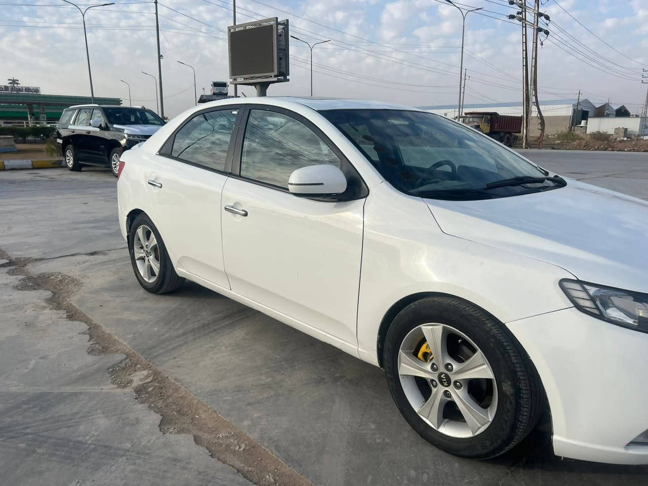 السلام عليكم
سيراتو موديل ٢٠١٣
رقم اربيل
سنوية وهزه جديدة 
تريد وكالة تريد تحويل 
مفوله فتحه وشاشه وكامره واشاير بالمري
مكينه وكير وحداديه كفاله
بيها جاملغ امامي عكس السائق والجنطه بدون دواخل وبدون شاصي وبدون لغد وانرشت حزام صبغ للجماليه
مكان السيارة واسط _  الصويرة 
للتواصل ***********
***********
