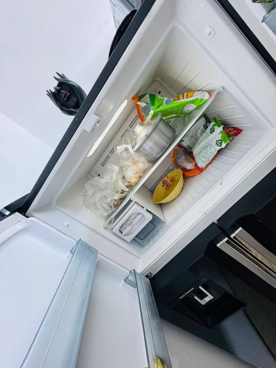 ثلاجة هيتاشي للبيع سعر قفل 500 مكلفة بلنشر للاستفسار الاتصال ***********
