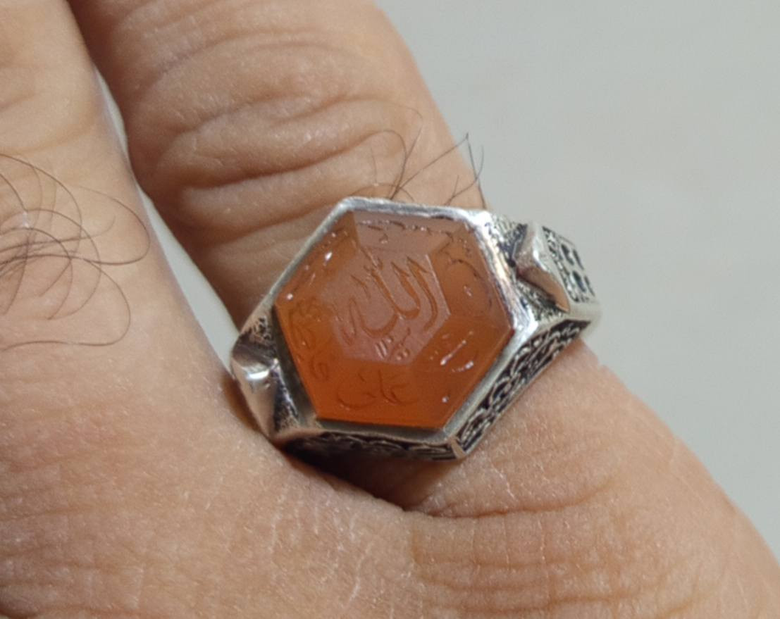 السلام عليكم خاتم عقيق يماني مترش مخطوط الله محمد علي فاطمة الحسن الحسين سلام الله عليهم أجمعين أخواني الخاتم صياغة عرفان VIP السعر قفل مع توصيل الى باب بيتك مية ألف لأن أني ماخذة ميتين وخمسين ألف اخواني الكرام استفسار واتساب /***********/
