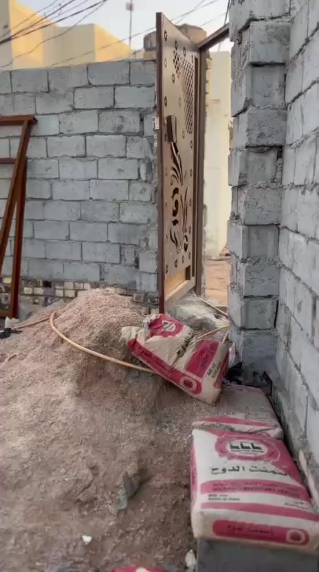 سلام عليكم قطعه ارض مساحه ١٠٠ خلف لملعب نهايت شارع لزهراء ركن مبني بيهة غرفه وصحيات السعر ٢٤ مجال بصيط (لتصوير قديم )***********
