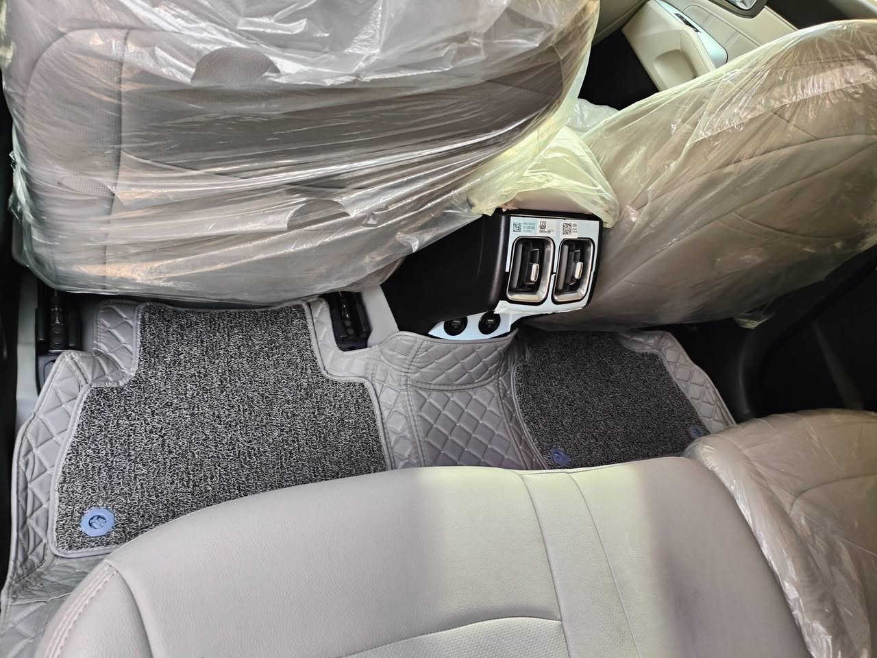 السلام عليكم اخوان
سورينتو 2023
ماشية 16 ألف جديدة السيارة كلش عندي غيرها اطلع بيها حتى بالمطر ما طالعه السيارة 
مكينة 6 سلندر 3.5
مواصفات السورينتو كلها عدا البانوراما والفور ويل 
مكفولة بيها فقط طعجة بالجاملغ صغيرة مصورها وما مصلحها

بعض مواصفاتها المهمه 
﷼  شاشة نڤيكيشن تدعم نظام الخرائط 

﷼ تشغيل الكاميرا الخلفية دون الرجوع على البك.. يعني تمشي على D وتشغل الكاميرا الخلفية 

﷼ الكشنات الامامية كهربائية 
﷼ اربع انظمة القيادة 🚘🚘
﷼شفتات سرعة 
وبعد المواصفات المعروفة للسورينتو 

ملاحظة اخوان. 
السيارة مفروشة جلد بورقة 
ارضيات اصلية بورقة 
جادر جلد مطري تفصال ب55 الف 
يعني جاهزة من كل شي 

السعر 318 مكان السيارة الديوانية 
السيارة باسمي ***********
