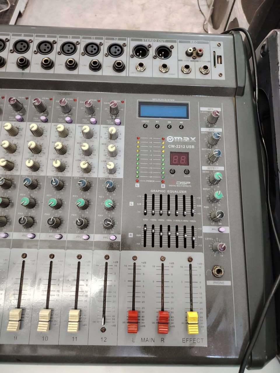 مكسر صوت بور يشغل 4 سماعات ثنائي شغال للبيع سعره 250 بي مجال مكاني حله محاويل ***********
