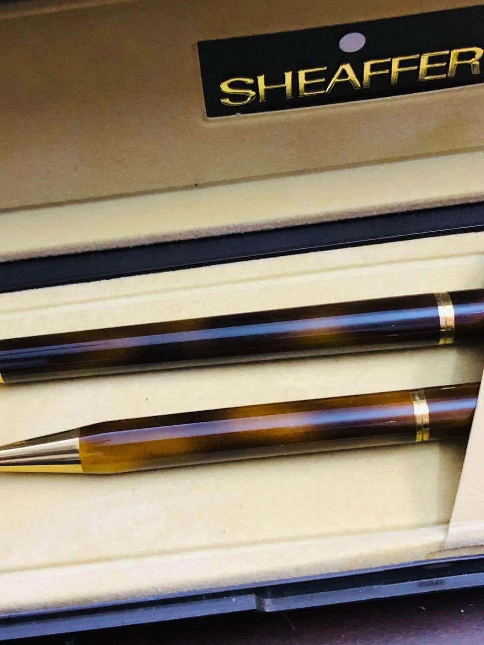 سيت اقلام شيفر ( SHEAFFER)   
امريكي الصنع انتاج الثمانينات     
 ريشة ذهب خالص عيار 14 
حجر ي و تغليف ذهب   
لوك غير مستعمل
 مع العلبه الاصلية  
للاتصال ***********
