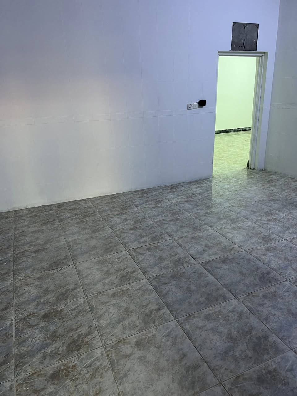 بيت لليجار الخاجيه شارع 40 الرئيسي يرهم شركه معهد روضه سكن 
متكون الطابق الاول كراج مطبخ صاله غرفتين نوم 
الطابق الثاني غرفتين نوم وصاله جبيره وسطح وصحيات 
السفسار التصال ***********
