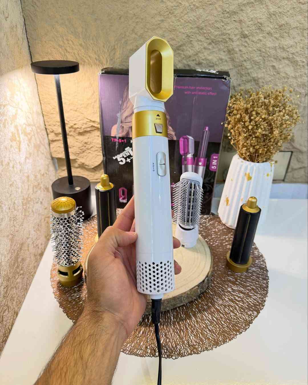 فرشـاة الهـواء الساخن (1x5) للشعر 
فرشـاه هواء تعمل بالطاقه الكهربائيه (1000) واط  مع سلك دوار (360) درجة 
تتضمن خمسة رؤوس متعدده الاستخدام سهلة التبديل
 مشط مستقيم للتجفيف ومشط ناعم واسطوانة تجعيد (30) ملم قطعتين وغيرها 
ثلاث درجات حراره قابله للتعديل مع تصميم مضاد للحرق 
تدفق هواء بالأيونات السالبة للعناية بشعرك أثناء التجفيف ويعتمد مجفف الشعر على عملية طلاء السيراميك لتنعيم الشعر 
جهـاز متعـدد الاستخدام للشعر مجفف ومصفف دون عناء 
جديـد بالباكيت مع كافـه الملحقات 
للتفاصيـل اكثـر داخل آلموقع الرسمي 
السعـر ٢٣ الف 💰 
ملاحظه (عند الشراء فحص المنتج قبل مغادره المندوب بعدها نكون غير مسؤولين)
توصـيل 🚚 بغداد ٥ الاف 
توصـيل 🚚 محافظات ٦ الاف⁩⁩⁩


**إذا كنت صاحب هذا الإعلان وتريد حذفه لأي سبب، رجاءا أرسل رسالة إلى الدعم الفني**