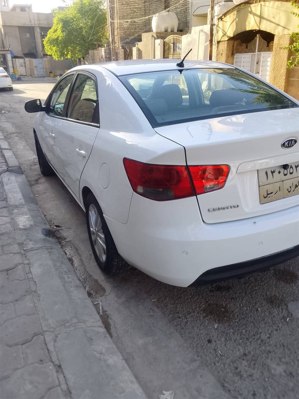 السلام عليكم سيراتو موديل 13 خليجية 
بيهة صبغ بابين او جاملغ امامي 
مواصفات تحكم استيرن جهتين 
مري شفط 
شاشة وكامرة 
محرك 1600
مكينة كير جدد 
تحويل ثاني يوم 
السعر 83 مجال بصيط 
رقمي *********** عنواني بغداد
