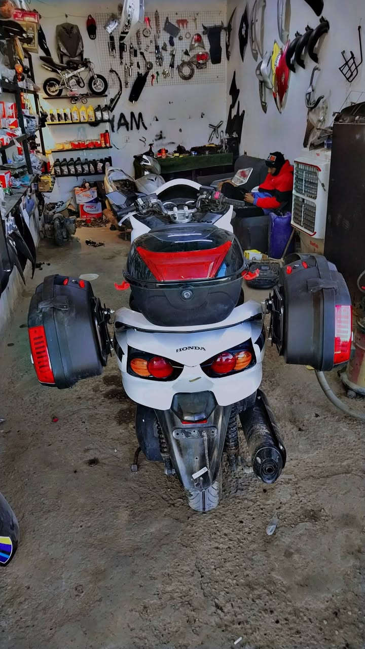 سلام عليكم دراجه فورزا 0/10 للبيع بيه إضافات جنط صفح وجنطه خلفيه ام بي ثري دبل سماعه وجه بومه منضومه زنون لون احمر دراجه مكفوله من تاير لتاير مكاني بابل الحله *********** وتساب
