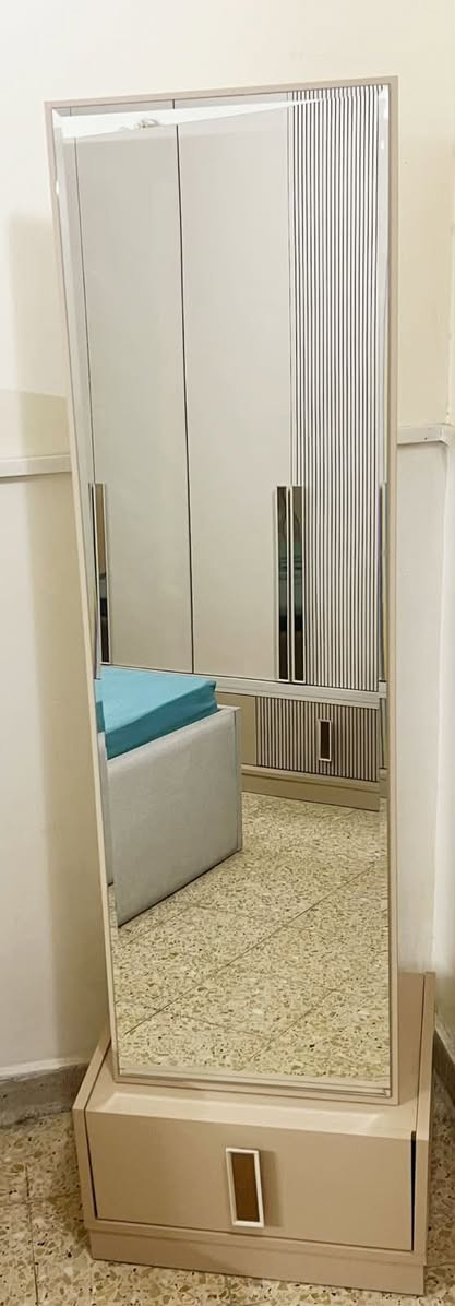 السلام عليكم للبيع غرفه مستعمله قليل
المنشأ تركي درجه اولى 
نوع "زيتار " بتصميم ايطالي عصري
مكونة من 9 قطع
كنتور عرض قياس 280 سم و ارتفاع 230 سم 
سرير يحتوي على خزان قياس 305 سم عرض مع الكومديات و 250 سم طول مع الشازلون 
كومديات عدد 2 
ملحق مجرات 
مرايه زاويه 
طابوريه 
ميز تواليت
فقط مخزن السرير بحاجة صيانة + لدات الانارة ..
السعر مليون و٥٠٠ وبيها مجال 
للاستفسار خاص 
مكاني بغداد البياع


**إذا كنت صاحب هذا الإعلان وتريد حذفه لأي سبب، رجاءا أرسل رسالة إلى الدعم الفني**