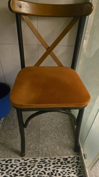 أغراض • نظيفة جدا • كرسي