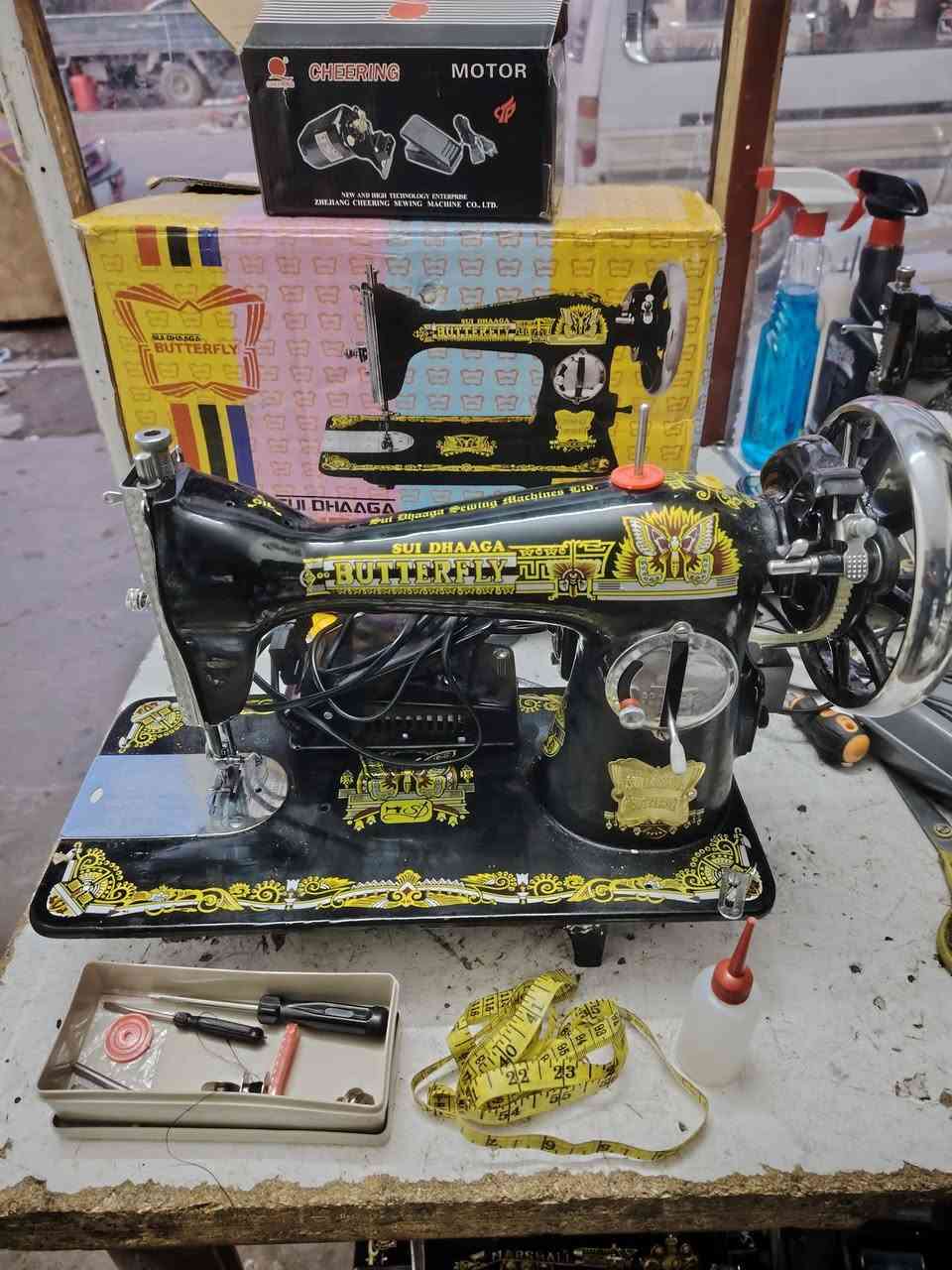 مكينة خياطة ام الفراشه🧚🏿‍♀️ جديدة بالكارتون مع ملحقاتها
🔥ورشة الاخوين🇮🇶 الموصل الرشيدية قرب جامع الحاج ادريس 
***********
