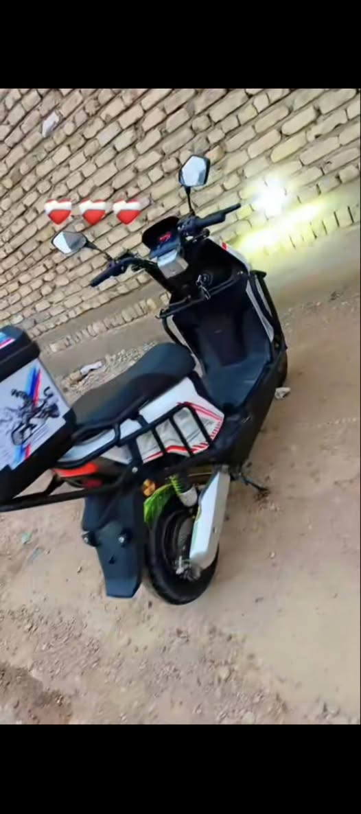 سلام عليكم
دراجة للبيع دراجة مدرعه بل كامل 
سرعة تسعة وتسعين بيهة بك 
صنوك بيهة ٦بطاريات شحن فول 
السعر ٧٠٠ و بيهة مجال وليريدهة يطب خاص 
او يتصل على ***********
