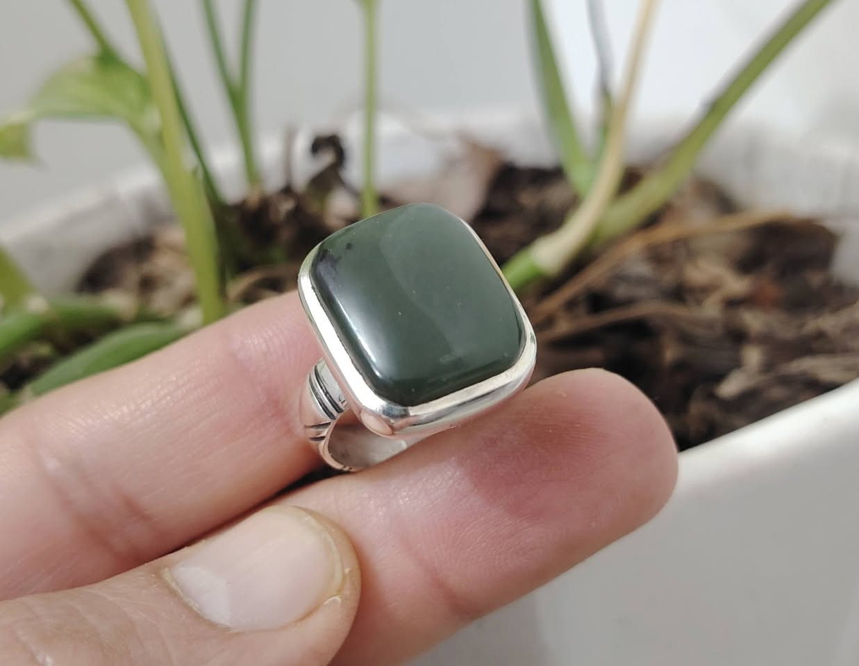 خاتم من حجر اليشم اليماني الطبيعي
صياغه ثقيلة وجميلة فضه عيار ٩٢٥
يوجد توصيل إلى جميع المحافظات
التواصل ع الخاص او ع الواتساب ***********
