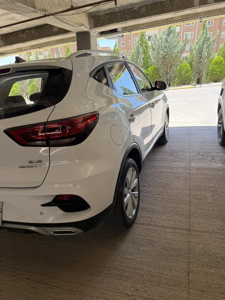 سياره للبيع @: MG ZS - 2020
المحرك: 4 سلندر، بسعة 1.5 لتر (اقتصادي جداً وقوي)
 المسافة المقطوعة (الماشية): 49,773 كم فقط
 الفئة: فول مواصفات (أعلى فئة)
المميزات والإضافات:
 سقف بانوراما بالكامل.
 مقاعد (كشنات) جلد فاخرة وبحالة ممتازة.
 شاشة عرض ذكية، كاميرا خلفية، وحساسات مساعدة للركن.
تحكم ستيرينغ بالكامل 
⚠️ حالة البودي (براءة ذمة):
السيارة تعرضت لضربة سابقة من جهة جنب السائق، وتم تصليحها وصبغها بشكل نظيف جداً.

ملاحظة هامة: الضربة خارجية فقط، والسيارة غير متأثرة نهائياً من الداخل (الدواخل سليمة تماماً، الشاصي سليمة تماما ) 
مكاني السليمانية
السعر قفلها10500$ وبيها مجال قليل 
الاتصال بالرقم ***********
