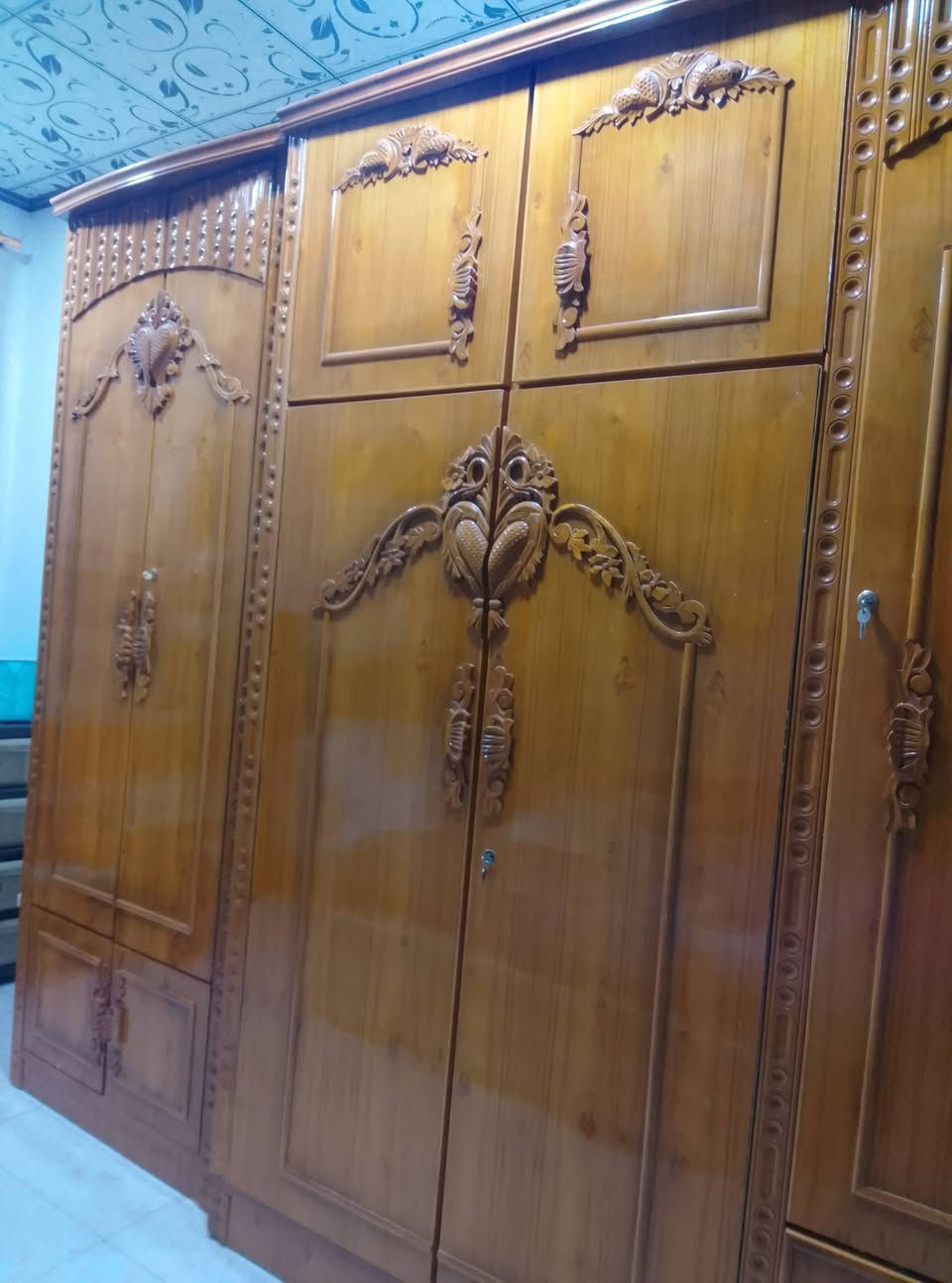 السلام عليكم عندي غرفه خشب صاج للبيع مستخدمه سعرها 800 بيها مجال مكاني موصل *********** بي واتساب
