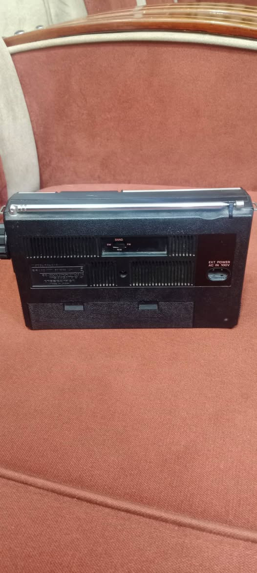 راديو نشينل بانسونيك ياباني اصلي نظيف جدا 3 موجات كهرباء 110 فولت وباتري عدد3 الجهاز بلادي خالي من التصليح السعر 85 الف ***********
