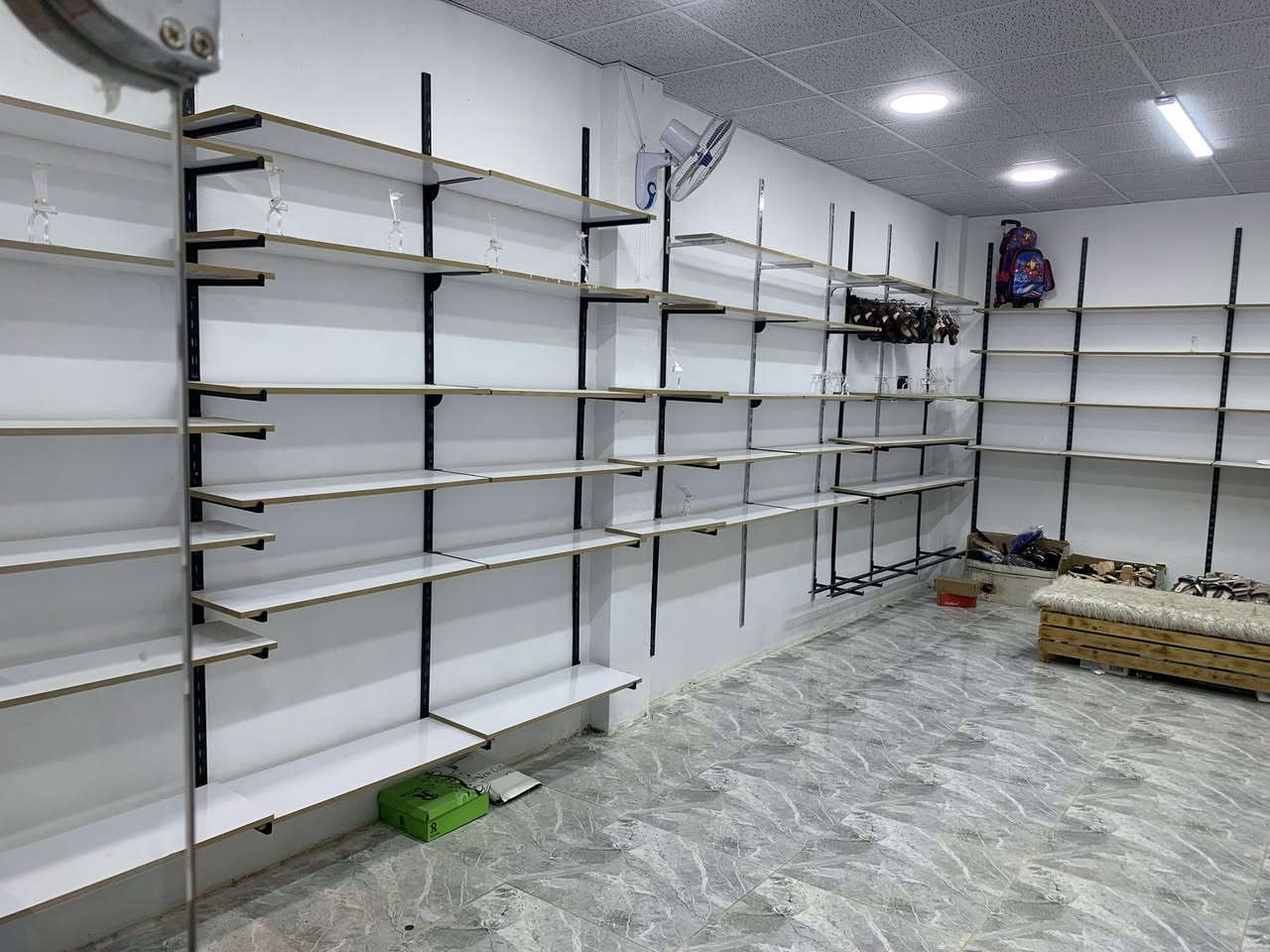 رفوف محل جاهزه للبيع مع ملحقاتها 
للاستفسار عن السعر الاتصال/***********
العنوان/ الانبار قضاء عنه
