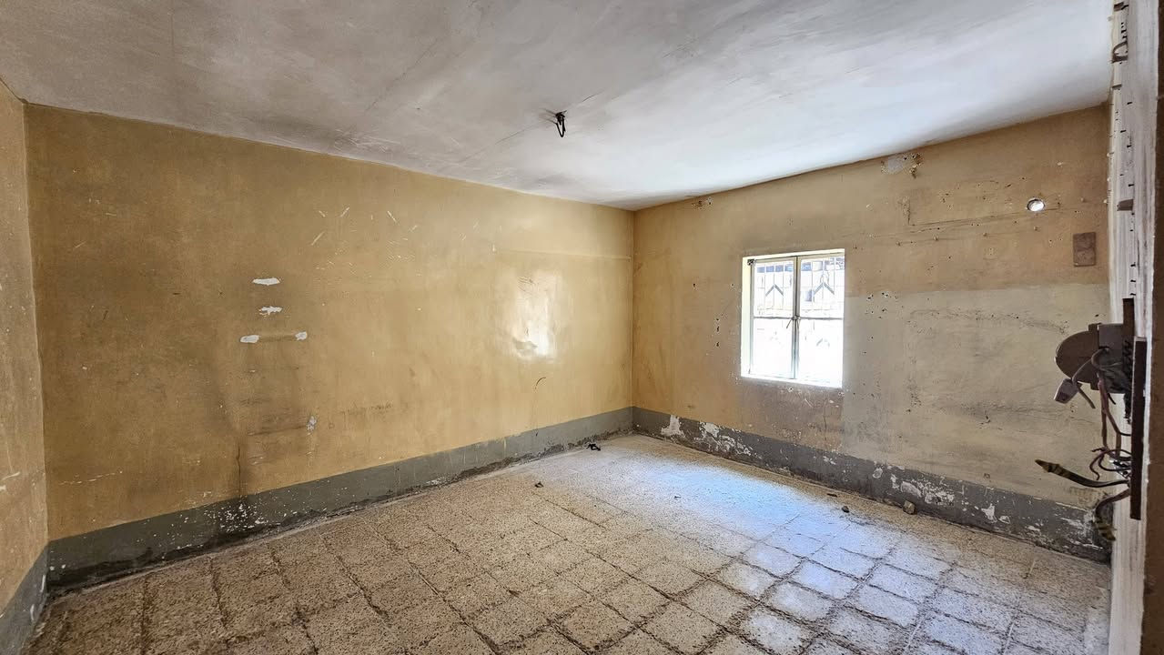 بيت للبيع
السلام عليكم
بيت مقطوع يصلح للسكن
 او تفليش البيت واستخدام الارض لبناء بيت جديد، والبيت فارغ َالسعر على الخاص ويوجد واتس للاتصال او المراسلة. 

المكان : الكرامة _ شارع المضمد ابو علاء مقابيل بيت جدوع 
المساحة : 160 متر
نزال : 6x27
نوعه الارض :زراعي

للاستفسار :
*********** 
 ***********

