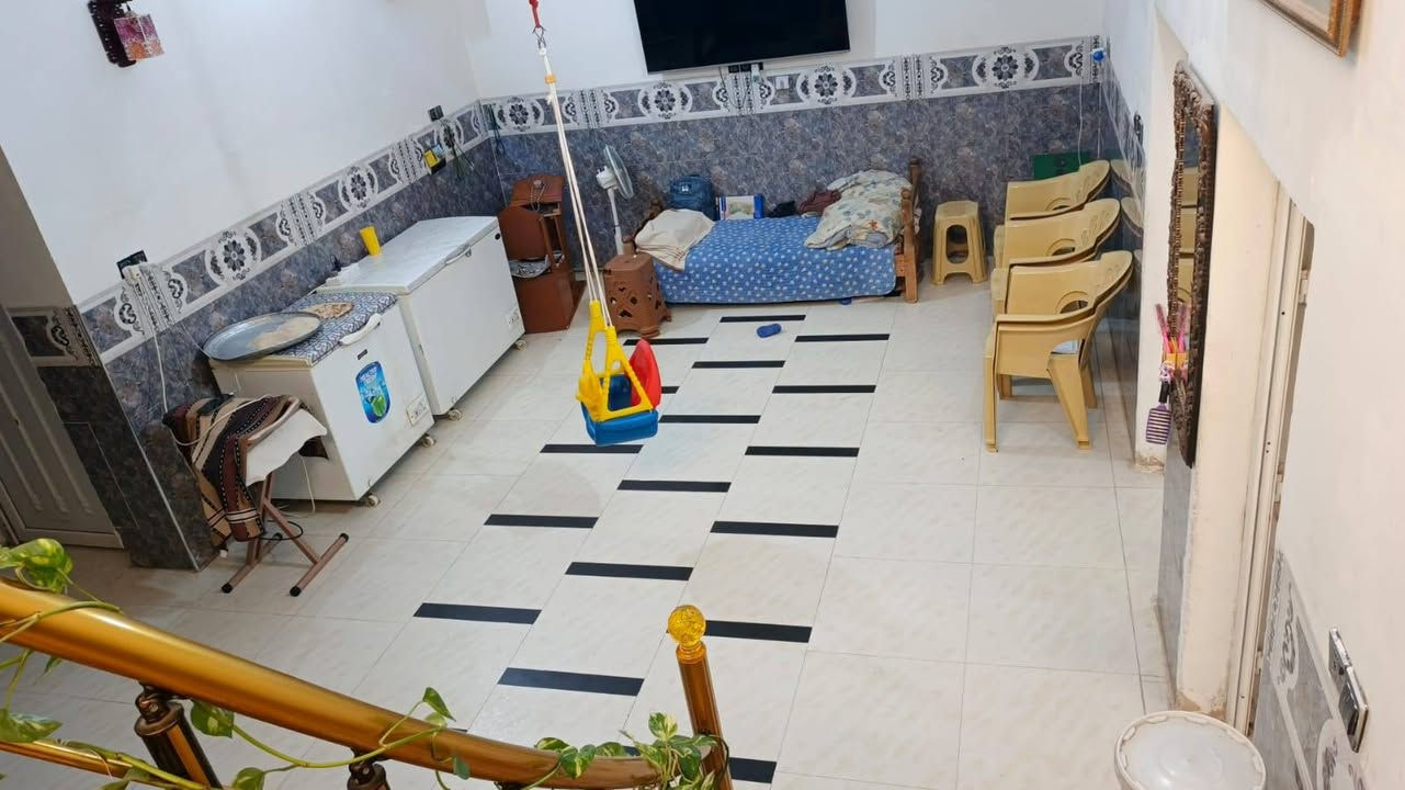 بيت للبيع في حي الاسكان العسكري بصف الركن طابق وربع بناء درجه اولى طابوق جمهوري صب مركزي المساحه ٢٠٠ متر غرفتين جوه زائد صاله كبيره واستقبال كبير مثل ماموضح بالصور والفديو اما الطابق الثاني عباره عن نفس الصاله اللي بالطابق الأول مع درج مشابه لدرج الطابق الاول للاتصال ***********
