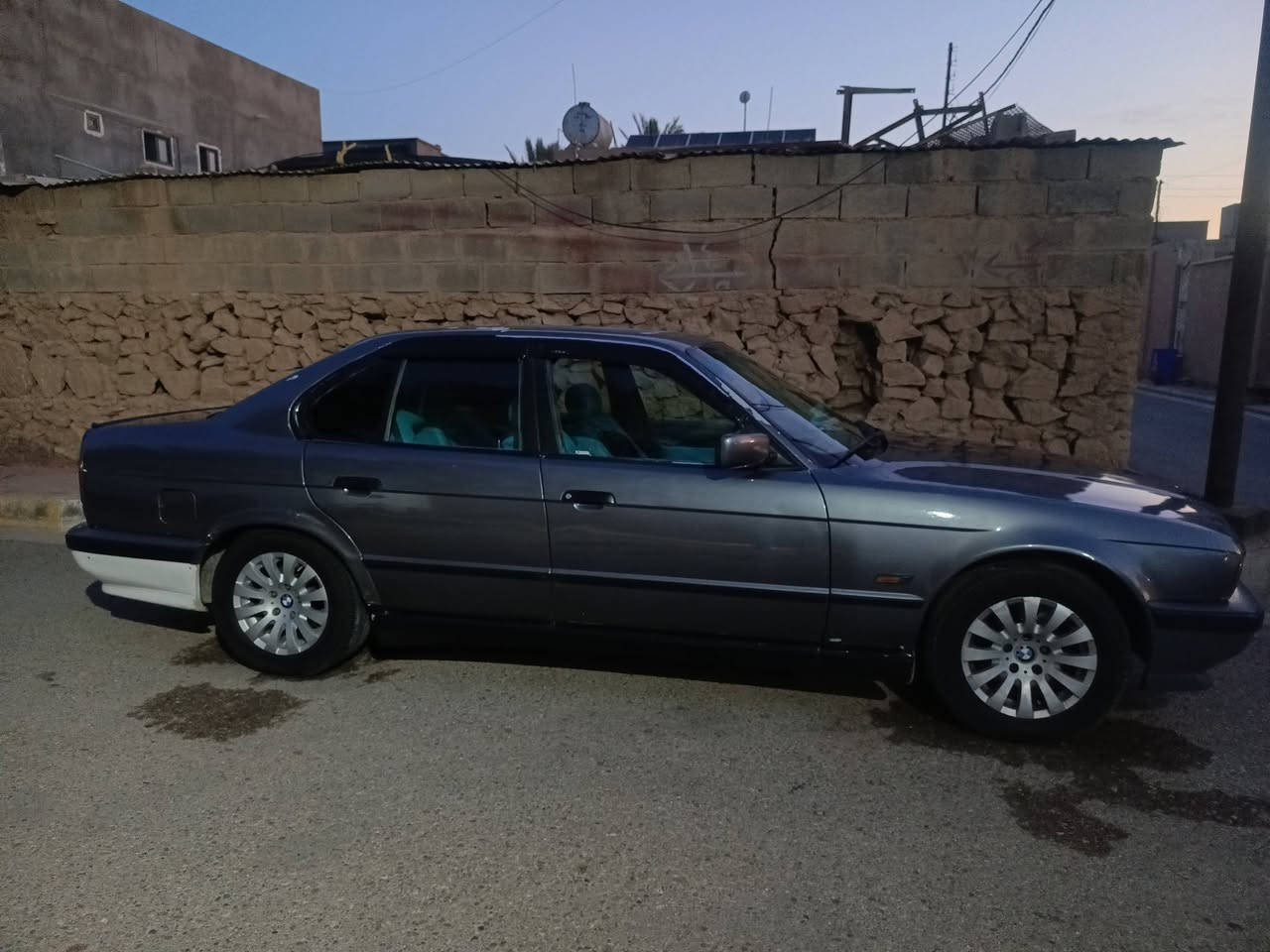 525 اصل/ كير عادي ومكينه عدله السياره مكفوله بدون ضربه فقط صبغ. رش سيارة رقم بغداد تفاصيل اكثر تفضل خاص وللتوضيح السياره حاليا كاطعه ولف تريد أبيعك عله وضعهه  أو تريد جاهزه عادي ***********

