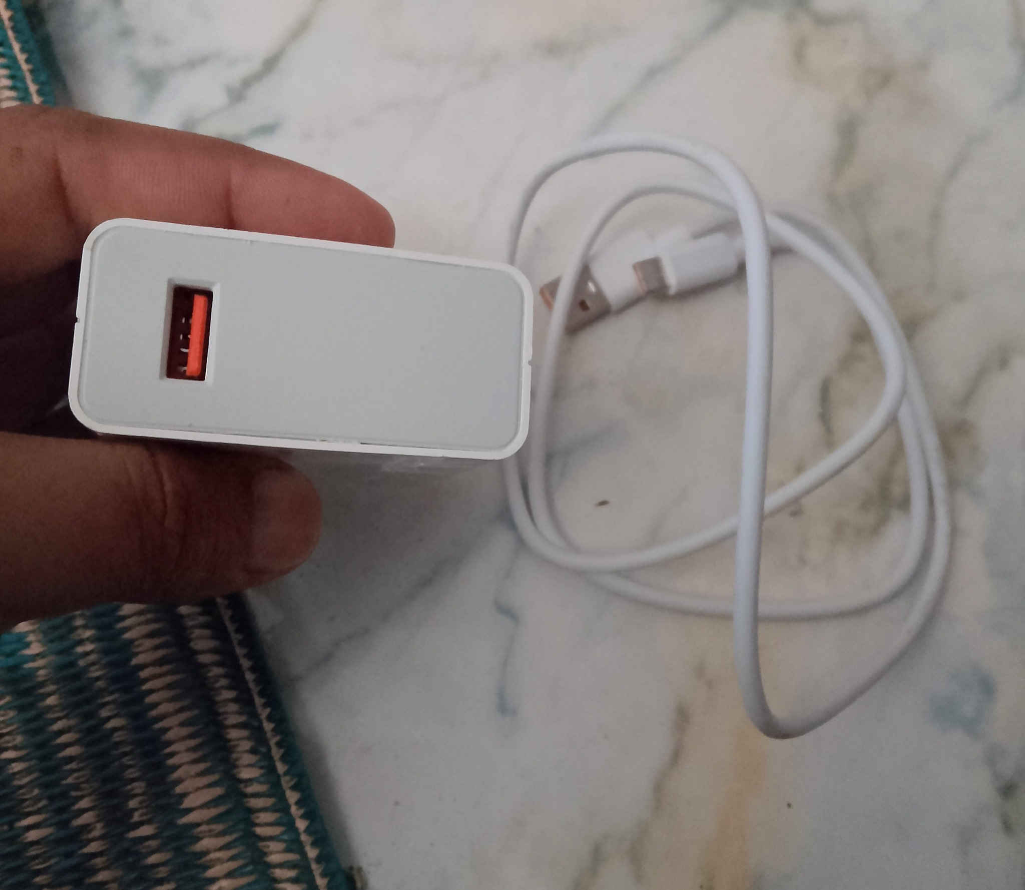 السلام عليكم شاحنه 120 واط جديد غير مستخدم سعر 10 عنوان بغداد ام الكبر***********
