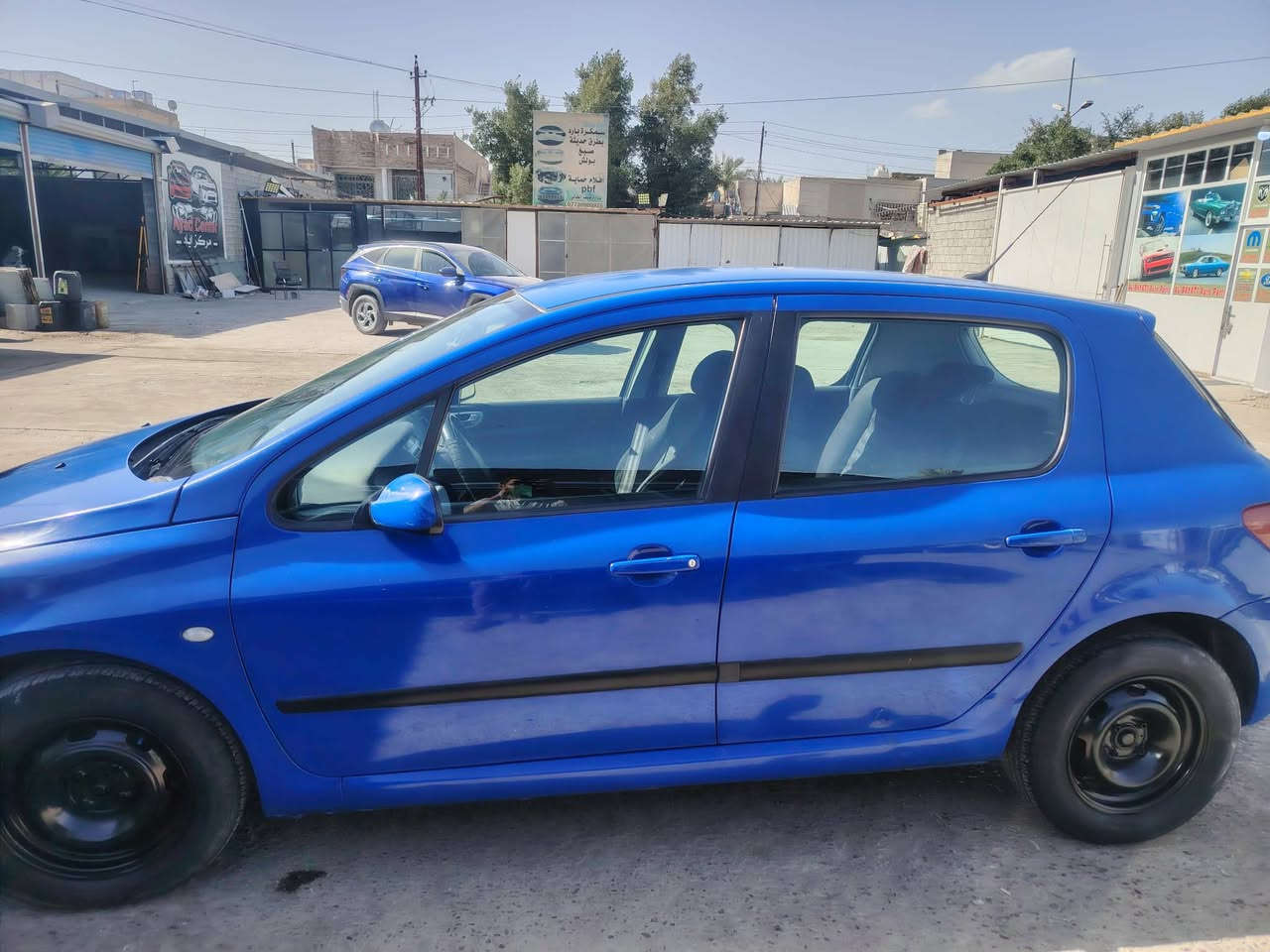 سيارة 🚗بيجو 
نضيفة ما مصبوغة 
مكفول كير ومحرك 
سعرها 55وبيها مجال 
الاستفار اكثر الاتصال ‏‪0774 020 2363‬‏
