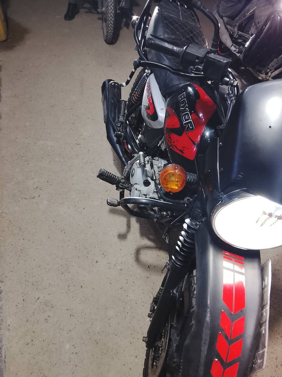 سلام عليكم..

دراجة بوكسر موديل 23.مسجلة بل سنوية 22
دراجة نضيفة عليهة ادامة زوج تايرات 
وزنجبل وكلجات وبريك امامي وخلفي جديد 
زيهة زنون h4 الدراجة مجفتة مرة وحدة قبل 3اشهر 
كلة شركة وبعدهة بل ضمان وصل الضمان موجود لنو ضمانهة 6اشهر 
نقص بس قمجي سرعة بل مطر عتقد زنجر هيج شي 
السعر المطلوب 2250مليونين وربع.....وبيهة مجال للشراي 
العنوان بغداد 
***********
