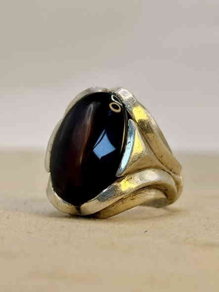 تحفة من خاتم العقيق اليماني كرز الكرز بصياغة مميزة من الاستاذ عارف البحريني لتكتمل هاذه الوحة الفنية 
قياس الخاتم 22/23
صياغه ثقيلة فضة 990 
السعر 125.000 فقط
للتواصل ***********
توصيل الى جميع محافظات العراق متوفر
كل ما عليك ارسال صورة الخاتم على الواتساب وبالخدمة
