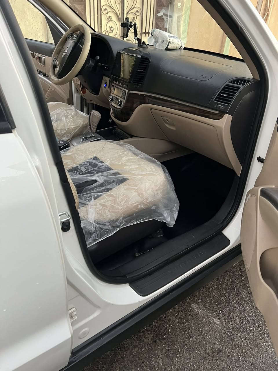 السلام عليكم 

سنتافي 2012
7راكب 
فول مواصفات 1/1 
حساسات 
ثلاجه بالتكوه 
سلايد وبصمة تشغيل 
وبصمه ابواب ومري شفط
إشارة بالمري 
محرك 6 سلندر
كير ومحرك بشرط لا نفخ ولاتبخير
مكفوله من الضربه القويه والضرر 
رقمها نينوى مسطره الدولي شرط التحويل بأسمي 
سنوية وهزه كلشي بيها جديد 
سيارة مال بيت  ماعايزها شي بدون اي نواقص حتى باتريها جديد 
طخم حداديه خلفي وأمامي  
مكاني موصل الأيسر

*********** 
***********
