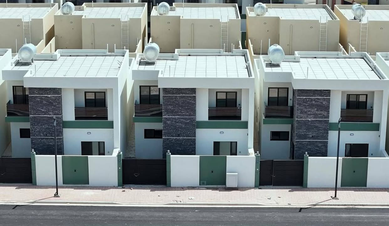🏠 بيع سريع 
📍 دار للبيع في مجمع الفاروق السكني 2- جامعة الانبار 
      علما ان الدار باقي على الاستلام شهر
✨ المساحة 200م  
   تفاصيل المنزل :-
🔸مطبخ 
🔸صالة وإستقبال 
🔸4غرف نوم واحدة  منها سويت 
🔸4 حمام 
🔸حديقة  مع كراج 
⭕️ السعر( 165000000 ) مائة وخمسة  وستون مليون قابل للتفاوض  للتفاوض...
للإستفسار أكثر إرسال رسالة على الواتساب او الاتصال على :-
***********
***********
