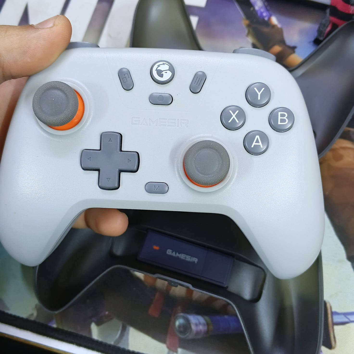 السلام عليكم للبيع يده جيم سير ويد من شEasy SMX يدات اصليات غير مستعملات يشتغلن على الكمبيوتر والنينتندو والموبايل يده الجيم سعر 25,000 واليد الثانيه 20,000 واذا اثنيناتهن بيهن مجال عنوان مدينه الصدر قطاع صفر رقم الهاتف***********
