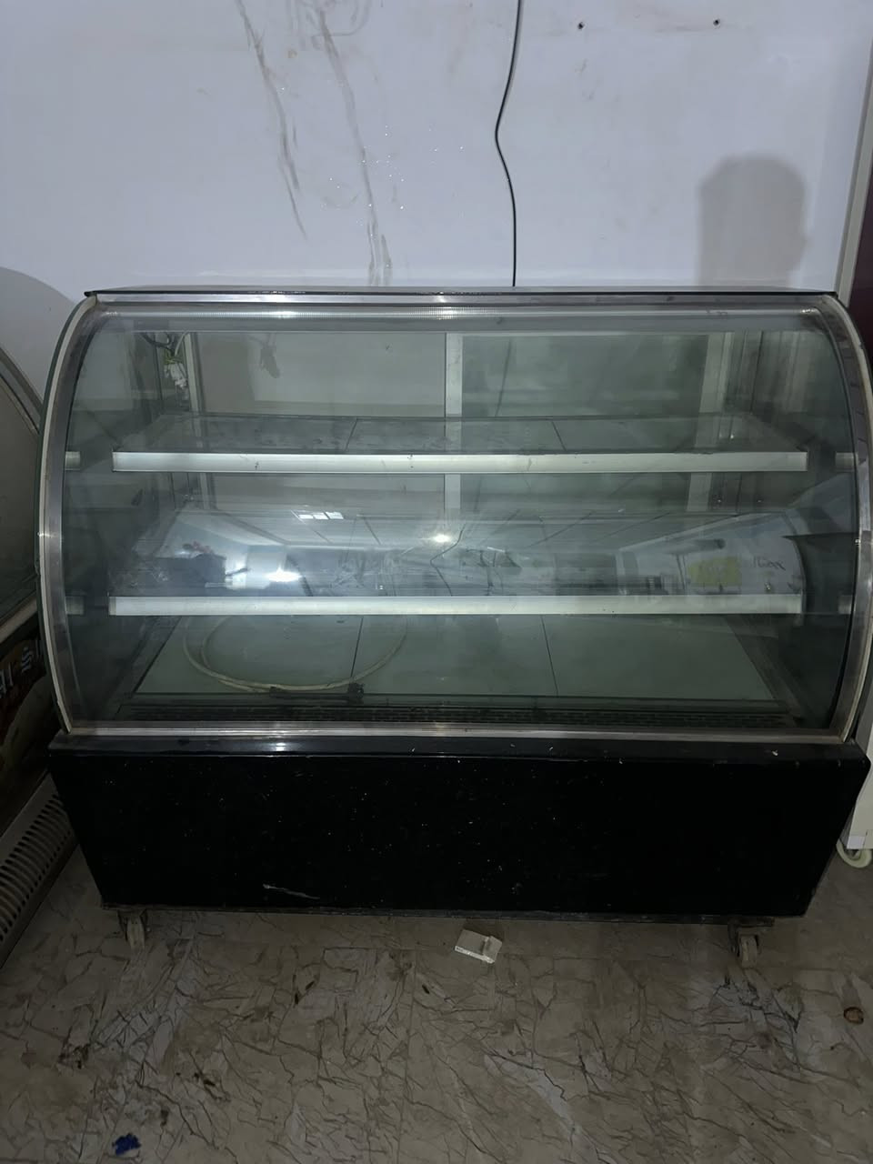 السلام عليكم
ماكنه سوفت صيني 
عارضه كيك ايراني 
عارضه كيك صيني اطلر مرمر طول متر ونص
عارضه مقبلات وآيس كريم قياس متر ونص اطار مرمر 16 بلام
استفسار ***********
غير متواجد بل بلفيس
