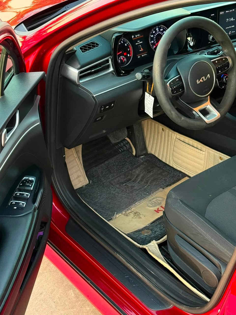 السلام عليكم 
للبيع 
Kia k5 2022 لون ماروني

المواصفات 
شاشة كامرة رادار 360 
مثبت سرعة فول تحكم ستيرن 
اوتو هولد 
سايد بريك بصمة 
اربع انظمة قيادة 
بصمة تشغيل بصمة ابواب 
وباقي المواصفات المعروفه 
  
مكينة وكير بشرط 
السيارة داخله كلين تايتل وطلع بيها قطعتين كلير امريكا 
باب وجاملغ بدون دواخل بدون ايرباك 

باقي التفاصيل الاتصال على الرقم 
***********
