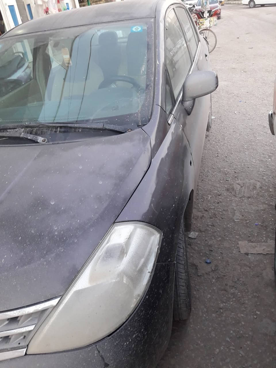 نيسان تيدا خليجي 2009 ( اللون رصاصي) مكينه كير حداديه تخم تاير كله جديد تدفئه تبريد جاهزه سنتر لوك ريموت السياره بلاديه بيه فقط حاملغ امامي بيه تصليح  سنويه جديده هزه جديده باسمي مكان السياره الديوانيه السعر المطلوب 70 وبيه مجال بسيط للاستفسار على *********** و***********
