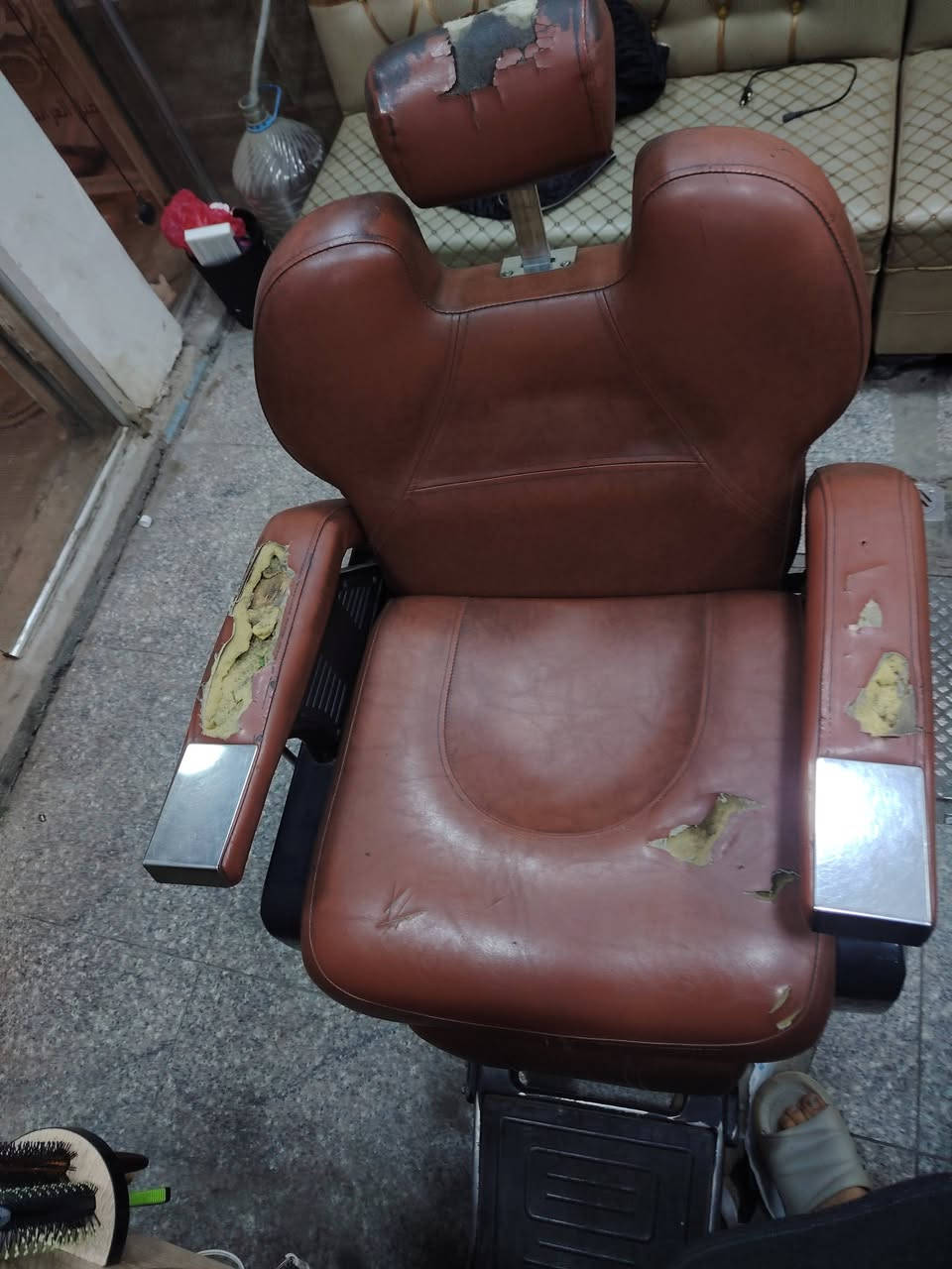 كراسي حلاقه فخم عدد 2 حجم كبير السعر 200 وبي مجال اخذته ب350 الواحد مكاني بغداد الشعلة حي الجوادين ***********
