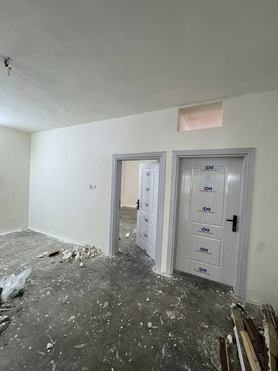 دار للإيجار 200م طابق واحد غرفتين نوم هول مطبخ صحيات واستقبال كراج حديقه العنوان روناكي خلف حلويات راقي ***********
