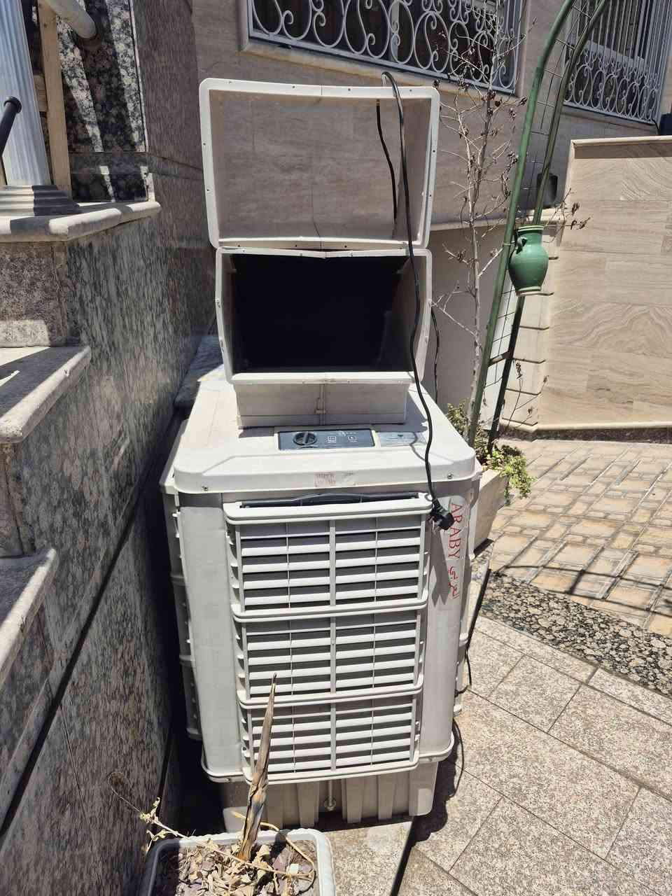 مبردة اخت الجديدة مستعملة فقط ثلاثة أشهر محرك قوي يدفع هواء تسعة امتار شباكها مازال جديد مسلفن لم يستعمل حتى الان..ابيعها بنصف السعر ٢٥٠ الف الإتصال مع الواتساب  ***********

