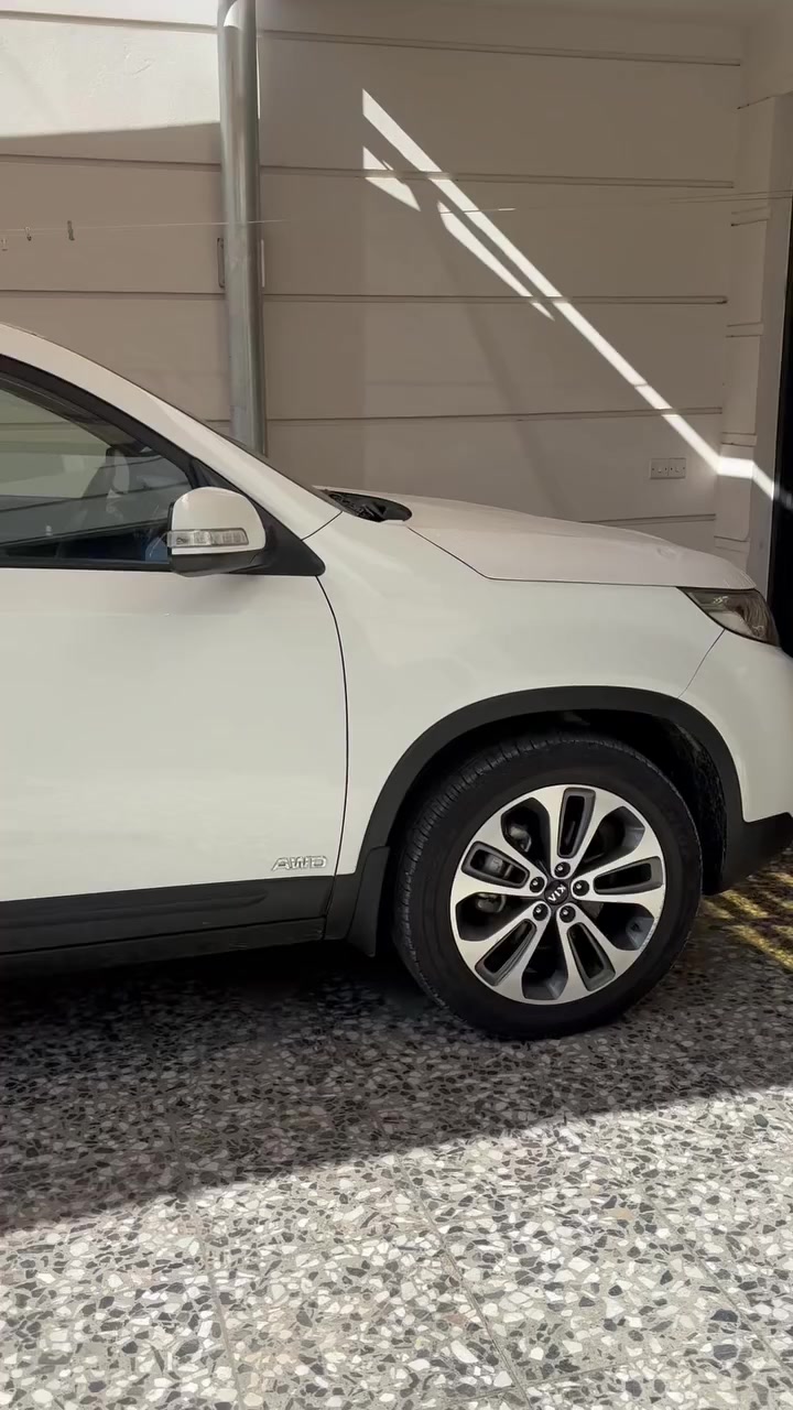 السلام عليكم
سورنتو 2015 وارد كويتي 
ماشيه 49 الف كفاله عامه السياره ع وضع الشركه فيشه ممبدل بيها
بردات
داخل قرميبدي 
كشنات كهرباء تدفىة تبريد
6 سلندر 
7 راكب 
***********
